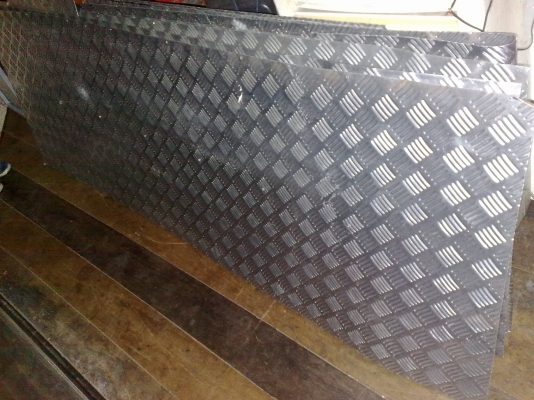 ขายแผ่นพื้นอลูมิเนียมลายตีนเป็ด