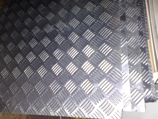 ขายแผ่นพื้นอลูมิเนียมลายตีนเป็ด