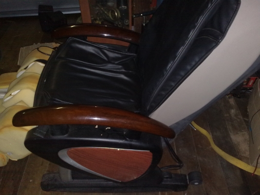 ขายเก้าอี้นวดไฟฟ้ารุ่นเดอลุค มีตัวนวดข้างละ3จุด