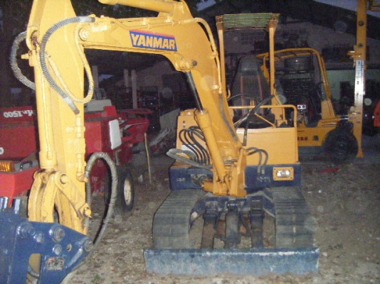 รถแบคโฮเล็กหัวแย็กคอนกรีต