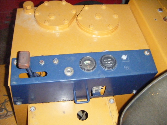 รถแบคโฮเล็กหัวแย็กคอนกรีต