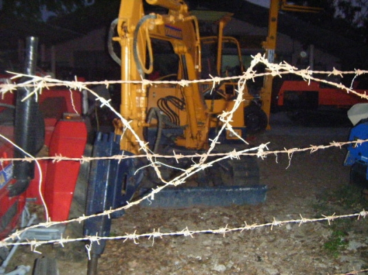 รถแบคโฮเล็กหัวแย็กคอนกรีต