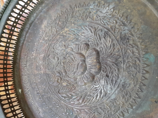 ถาดทองเหลือง ลายดอกกุหลาบ 12 นิ้ว สภาพสวยๆ ไม่ชำรุด ขัดเงาแล้ว 1,300