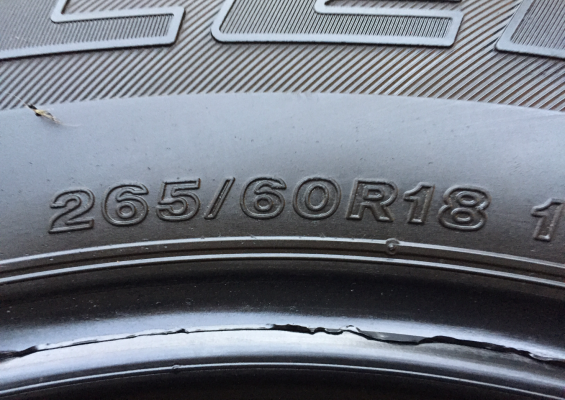 ยาง Bridgestone 265 60 18 สิ้นปี12 ดอกเต็ม ใช้ยาว ราคาไม่แพง