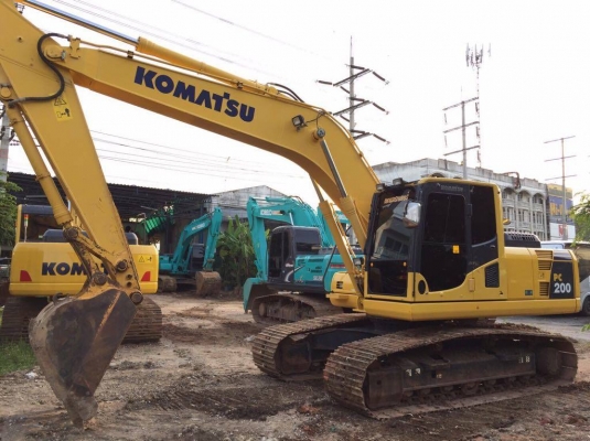 KOMATSU PC200-8MO