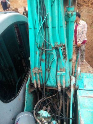 ขายรถขุดแบ็คโค sk200-5 ซุปเปอร์ไฟฟ้าเต็ม yutani สภาพเต็มรถพร้อมลงลุยงาน เอกสารครบ พร้อมใช้