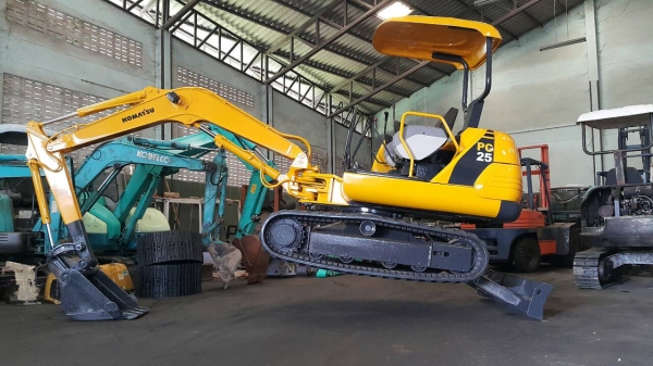 ขาย รถขุด KOMATSU รุ่น PC25-1- มือสองญี่ปุ่น คอนโทรลสั้น  แทรกยางสวย สลัก เอวแน่นทั้งคัน สวยพร้อมใช้งาน อะไหล่หาง่าย มือถือ /LINE ID: 0818753444