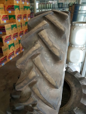 ยางรถไถบริดสโตน ขนาด 16.9/14-20 สภาพ 80\% จำนวน 1 คู่ ยางรถไถบริดสโตน ขนาด 16.9/14-20 สภาพ 80\% จำนวน 1 คู่