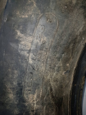 ยางรถไถบริดสโตน ขนาด 16.9/14-20 สภาพ 80\% จำนวน 1 คู่ ยางรถไถบริดสโตน ขนาด 16.9/14-20 สภาพ 80\% จำนวน 1 คู่