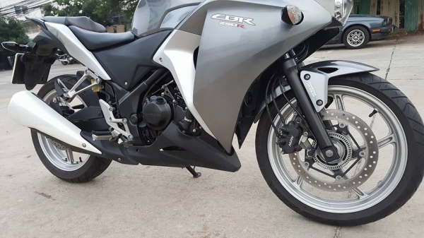 HONDA CBR250R ตัว TOP มี ABS วิ่งน้อย 9,XXX KM ฟรีค่าโอน