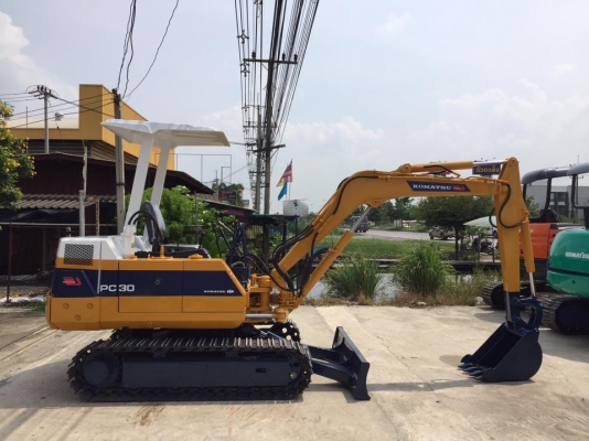 รถขุด KOMATSU PC30-6 ทำสีใหม่ นำเข้ามือสองญี่ปุ่น