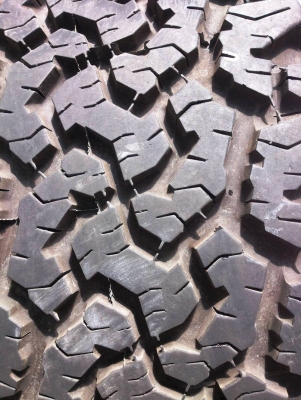 .ขายถูกเส้นละ 6,500.- ยาง BF goodrich AT KO. 285 70 R17 สถาพน้องๆ ป้ายแดง ปี14 ซื้อจากร้าน V.V.P. เส้นละ 13,500.- ลงพื้น 25 เดือน 5 ปี15