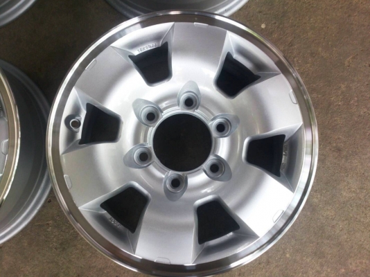 ล้อแม็กกระบะ นิสสัน ฟรอนเทียร์ 6 รู 139 ขอบ 15 4วง สภาพดีสีใหม่สวยใส่ได้ทุกรุ่น