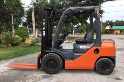 ขาย รถฟอร์คลิฟท์ TOYOTA 2.5ตัน เสา 4.5เมตร เครื่องดีเซล เก่าญี่ปุ่น โทร.090-986-2521 อ๊อบ