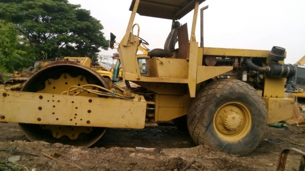 ขายรถบด โบแม็กสั่น สะเทื่อน ล้อเลียบ  สองเพลา  เอกสารเล่มทะเบียน ขายไม่แพงครับ