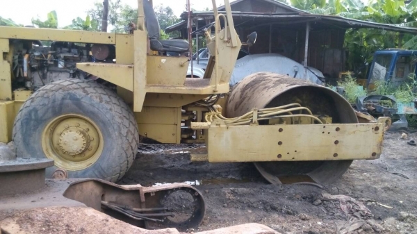 ขายรถบด โบแม็กสั่น สะเทื่อน ล้อเลียบ  สองเพลา  เอกสารเล่มทะเบียน ขายไม่แพงครับ