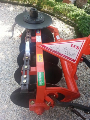 คูโบต้า L3208SP 4 WD ติดตั้งชุดใบมีดดันหน้าใหม่ ผานหลังใหม่ ทำงาน 281 ชั่วโมง สีเดิมโรงงาน 100 เปอร์เซ็น