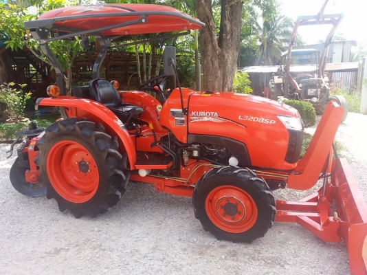 คูโบต้า L3208SP 4 WD ติดตั้งชุดใบมีดดันหน้าใหม่ ผานหลังใหม่ ทำงาน 281 ชั่วโมง สีเดิมโรงงาน 100 เปอร์เซ็น