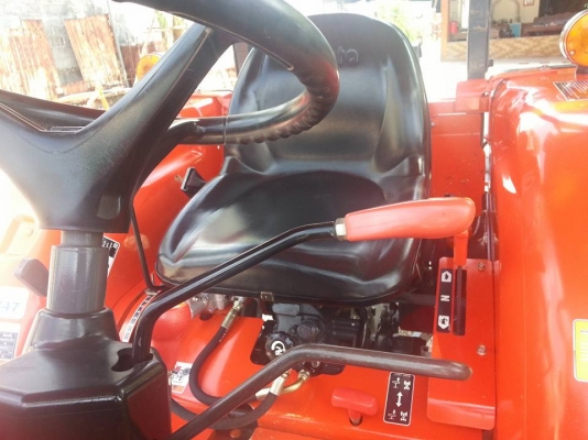 คูโบต้า L3208SP 4 WD ติดตั้งชุดใบมีดดันหน้าใหม่ ผานหลังใหม่ ทำงาน 281 ชั่วโมง สีเดิมโรงงาน 100 เปอร์เซ็น