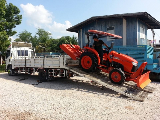 คูโบต้า L3208SP 4 WD ติดตั้งชุดใบมีดดันหน้าใหม่ ผานหลังใหม่ ทำงาน 281 ชั่วโมง สีเดิมโรงงาน 100 เปอร์เซ็น