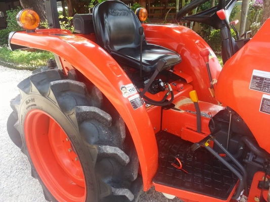 คูโบต้า L3208SP 4 WD ติดตั้งชุดใบมีดดันหน้าใหม่ ผานหลังใหม่ ทำงาน 281 ชั่วโมง สีเดิมโรงงาน 100 เปอร์เซ็น