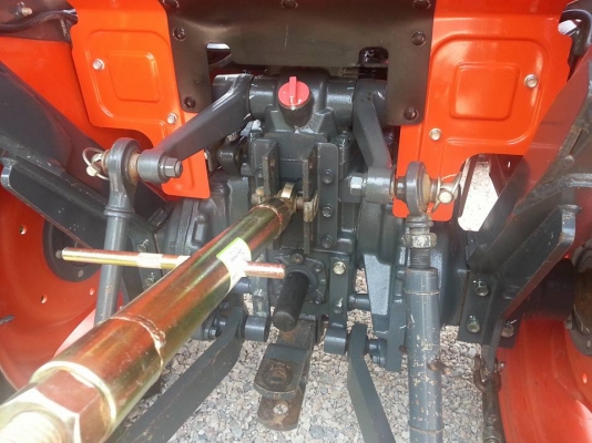 คูโบต้า L3208SP 4 WD ติดตั้งชุดใบมีดดันหน้าใหม่ ผานหลังใหม่ ทำงาน 281 ชั่วโมง สีเดิมโรงงาน 100 เปอร์เซ็น