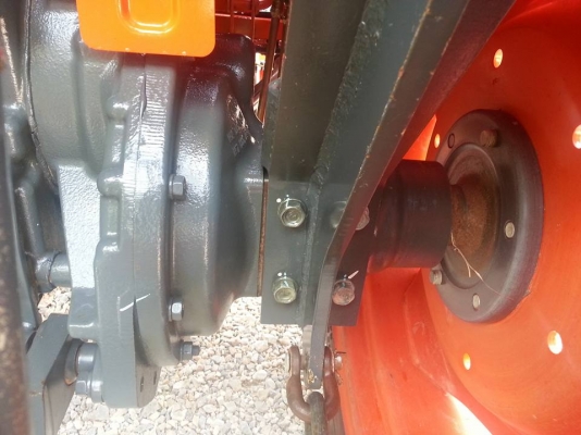 คูโบต้า L3208SP 4 WD ติดตั้งชุดใบมีดดันหน้าใหม่ ผานหลังใหม่ ทำงาน 281 ชั่วโมง สีเดิมโรงงาน 100 เปอร์เซ็น