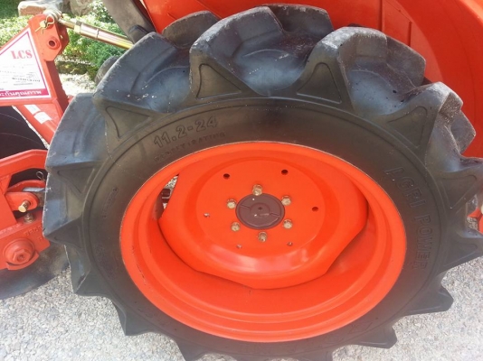 คูโบต้า L3208SP 4 WD ติดตั้งชุดใบมีดดันหน้าใหม่ ผานหลังใหม่ ทำงาน 281 ชั่วโมง สีเดิมโรงงาน 100 เปอร์เซ็น