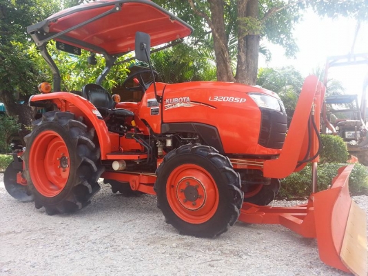คูโบต้า L3208SP 4 WD ติดตั้งชุดใบมีดดันหน้าใหม่ ผานหลังใหม่ ทำงาน 281 ชั่วโมง สีเดิมโรงงาน 100 เปอร์เซ็น