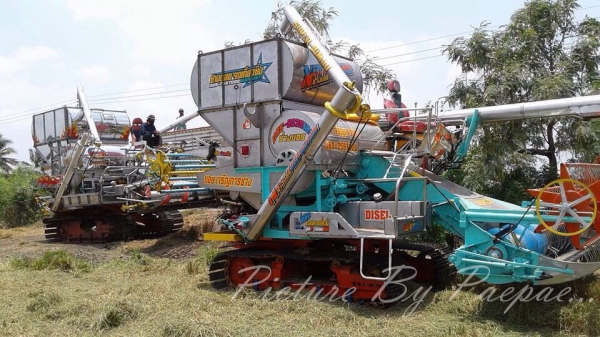 รับสมัครคนขับรถเกี่ยวข้าวและเทลเลอร์