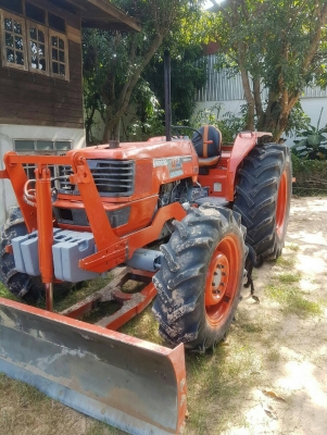 ขาย 365,000 KUBOTA M 9000 4,XXX ชั่วโมง 2 เพลา เครื่องดี เกียร์ดี (ใบมีด-หาง 3-ผานยกล่อง) เอกสารเล่มทะเบียน 090-772-3710 090-772-3708 ขาย 365,000 KUBOTA M 9000 4,XXX ชั่วโมง 2 เพลา เครื่องดี เกียร์ดี (ใบมีด-หาง 3-ผานยกล่อง) เอกสารเล่มทะเบียน 090-772-3710 090-772-3708