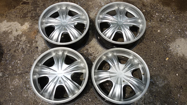 แม็กFearless 18-6-139.7 กว้าง 8 นิ้ว ET20 สภาพเดิมๆไม่คดไม่ดุ้ง ไม่มีซ่อม มีรอยจากการใช้งานบ้าง ราคา 4 วง 5,500 บาท