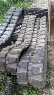 ขายแทรคยาง ขนาด409*7.25*72  สำหรับรถ ขุดเล็กMM55-57 MM45 หรือรุ่นอื่นๆ ขายเส้นล่ะ 20,000 บาท