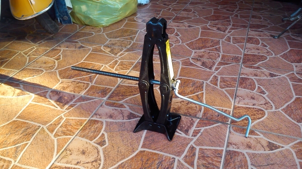 แม่แรง ยกรถแบบมีด้ามหมุนในตัว ติดรถยุโรปมา แม่แรง ยกรถแบบมีด้ามหมุนในตัว ติดรถยุโรปมา