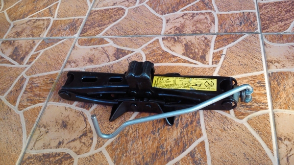 แม่แรง ยกรถแบบมีด้ามหมุนในตัว ติดรถยุโรปมา แม่แรง ยกรถแบบมีด้ามหมุนในตัว ติดรถยุโรปมา