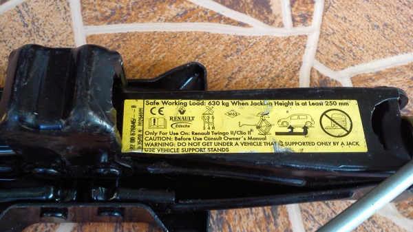 แม่แรง ยกรถแบบมีด้ามหมุนในตัว ติดรถยุโรปมา แม่แรง ยกรถแบบมีด้ามหมุนในตัว ติดรถยุโรปมา