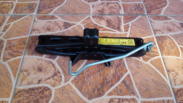 แม่แรง ยกรถแบบมีด้ามหมุนในตัว ติดรถยุโรปมา