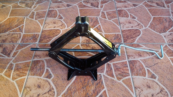 แม่แรง ยกรถแบบมีด้ามหมุนในตัว ติดรถยุโรปมา แม่แรง ยกรถแบบมีด้ามหมุนในตัว ติดรถยุโรปมา