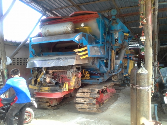 สำหรับท่านที่รอ เรายังทำรถเกี่ยวอยู่เหมือนเดิมครับ สนใจทักมาได้ ไทเส็งยนต์มดตะนอย ตัวเดิน PC200 เครื่องอิซูซู torbo ประมาณ  215  แรง ปั้ม DYkin 22  แขนปรับระดับ อุ้ม 2.2 ตัน  เลดทั้งคัน