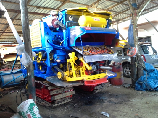 สำหรับท่านที่รอ เรายังทำรถเกี่ยวอยู่เหมือนเดิมครับ สนใจทักมาได้ ไทเส็งยนต์มดตะนอย ตัวเดิน PC200 เครื่องอิซูซู torbo ประมาณ  215  แรง ปั้ม DYkin 22  แขนปรับระดับ อุ้ม 2.2 ตัน  เลดทั้งคัน
