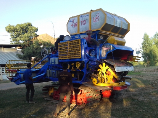 สำหรับท่านที่รอ เรายังทำรถเกี่ยวอยู่เหมือนเดิมครับ สนใจทักมาได้ ไทเส็งยนต์มดตะนอย ตัวเดิน PC200 เครื่องอิซูซู torbo ประมาณ  215  แรง ปั้ม DYkin 22  แขนปรับระดับ อุ้ม 2.2 ตัน  เลดทั้งคัน