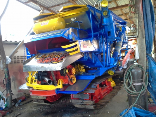 สำหรับท่านที่รอ เรายังทำรถเกี่ยวอยู่เหมือนเดิมครับ สนใจทักมาได้ ไทเส็งยนต์มดตะนอย ตัวเดิน PC200 เครื่องอิซูซู torbo ประมาณ  215  แรง ปั้ม DYkin 22  แขนปรับระดับ อุ้ม 2.2 ตัน  เลดทั้งคัน