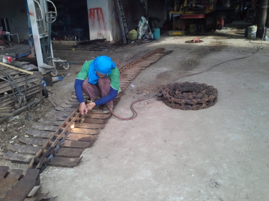 สำหรับท่านที่รอ เรายังทำรถเกี่ยวอยู่เหมือนเดิมครับ สนใจทักมาได้ ไทเส็งยนต์มดตะนอย ตัวเดิน PC200 เครื่องอิซูซู torbo ประมาณ  215  แรง ปั้ม DYkin 22  แขนปรับระดับ อุ้ม 2.2 ตัน  เลดทั้งคัน