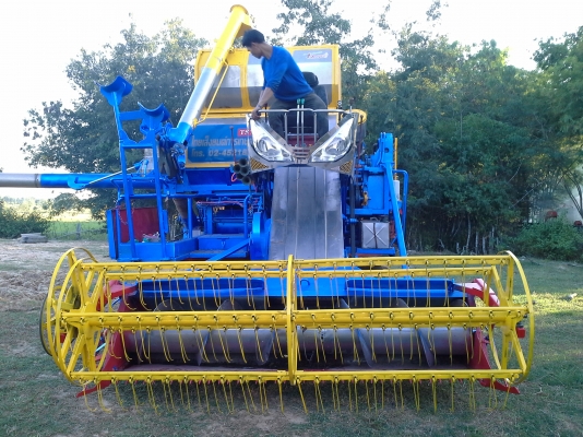 สำหรับท่านที่รอ เรายังทำรถเกี่ยวอยู่เหมือนเดิมครับ สนใจทักมาได้ ไทเส็งยนต์มดตะนอย ตัวเดิน PC200 เครื่องอิซูซู torbo ประมาณ  215  แรง ปั้ม DYkin 22  แขนปรับระดับ อุ้ม 2.2 ตัน  เลดทั้งคัน