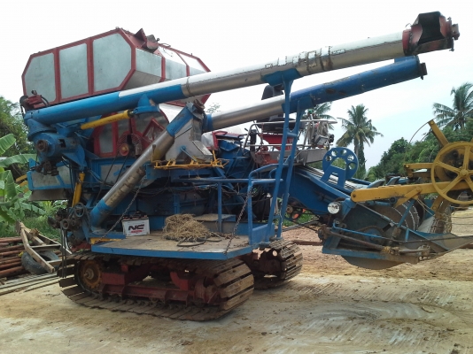 สำหรับท่านที่รอ เรายังทำรถเกี่ยวอยู่เหมือนเดิมครับ สนใจทักมาได้ ไทเส็งยนต์มดตะนอย ตัวเดิน PC200 เครื่องอิซูซู torbo ประมาณ  215  แรง ปั้ม DYkin 22  แขนปรับระดับ อุ้ม 2.2 ตัน  เลดทั้งคัน