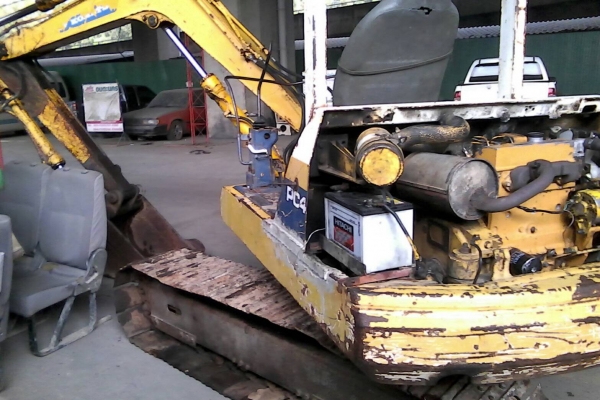 ขายรถแบคโฮ KOMATSU PC40-5 รถใช้งานอยู่ ราคา.180000 สนใจรีบโทรด่วน
