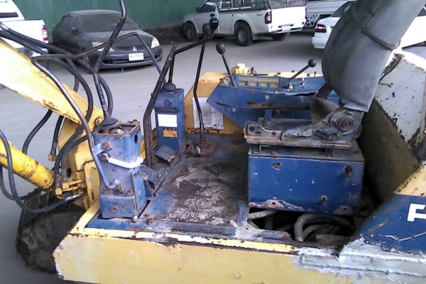 ขายรถแบคโฮ KOMATSU PC40-5 รถใช้งานอยู่ ราคา.180000 สนใจรีบโทรด่วน