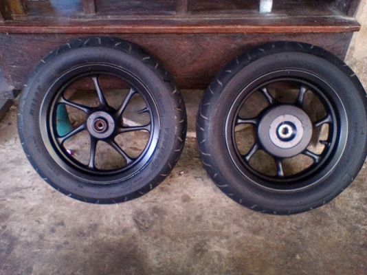 ล้อ แม็กแท้ ้HONDA Zoomer X สภาพตามรูปครับ