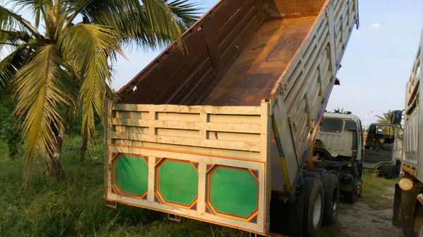 ขายกระบะเหล็ก ยกลงจาก Hino 3M พร้อมชุดปั๊ม แชสซี 85 ซม ยาว 6 เมตร