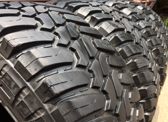 ยาง Mud Thunderer 33 12.5 R15 ปลายปี11 ดอกเยอะ ไม่มีปะ ราคาไม่แพง